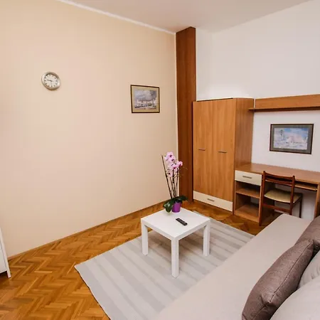 Apartman Cvitan Ground Floor Lägenhet